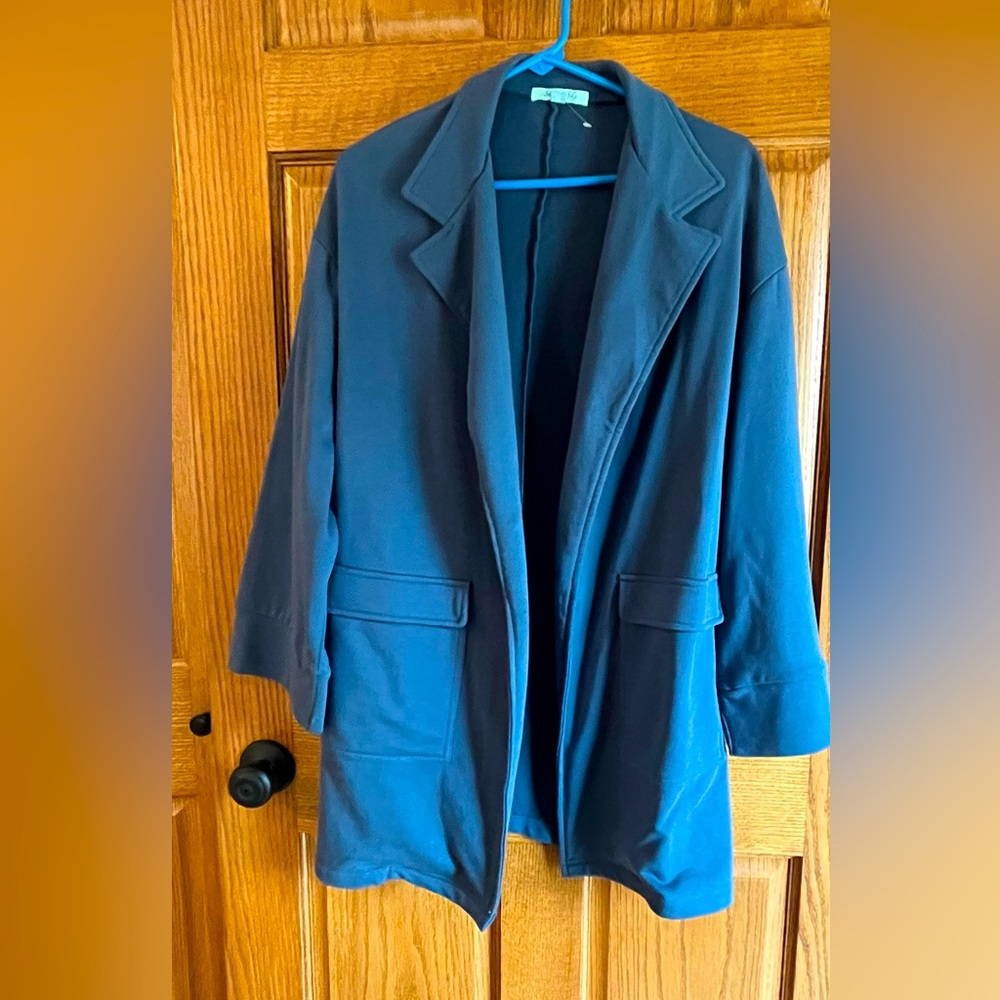 Women's Blue Blazer Open Lapels Longer Length Pockets Medium-Large